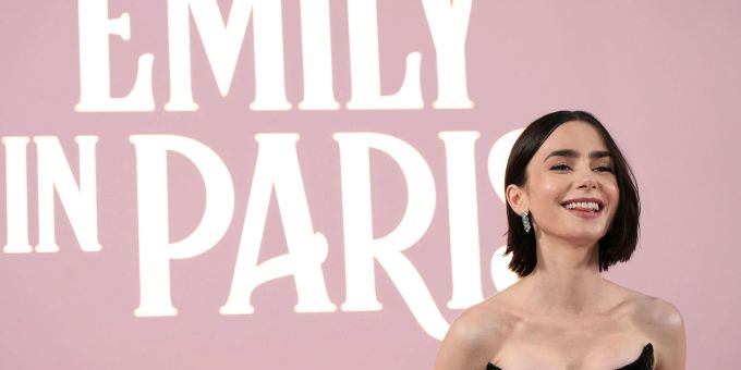 Die britische Schauspielerin Lily Collins spielt in der Serie «Emily in Paris» die Titelrolle. (Archivbild)