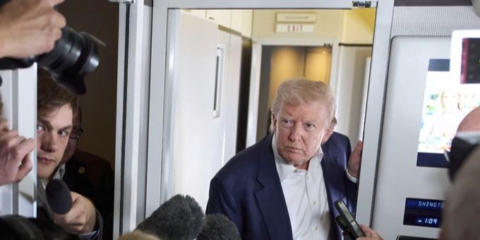 Donald Trump spricht in der Airforce One mit Reportern. donald trump