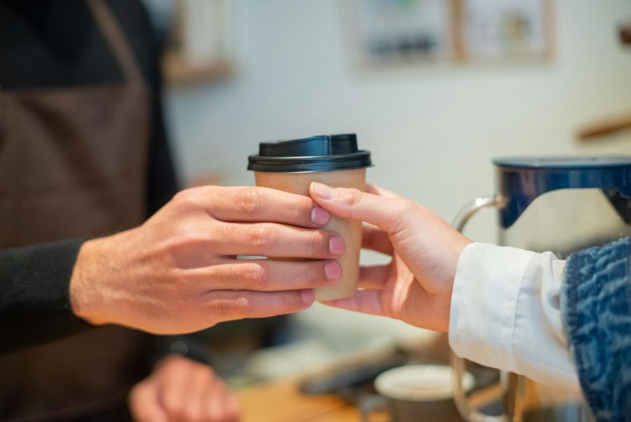 Das Pronomen habe der Mitarbeiter nach der Frage nach dem Kaffee seiner Kollegin zugeflüstert, sagt die Kundin.