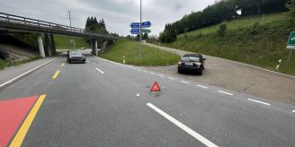 Niederteufen AR - Kollision zwischen zwei Autos fordert Sachschaden