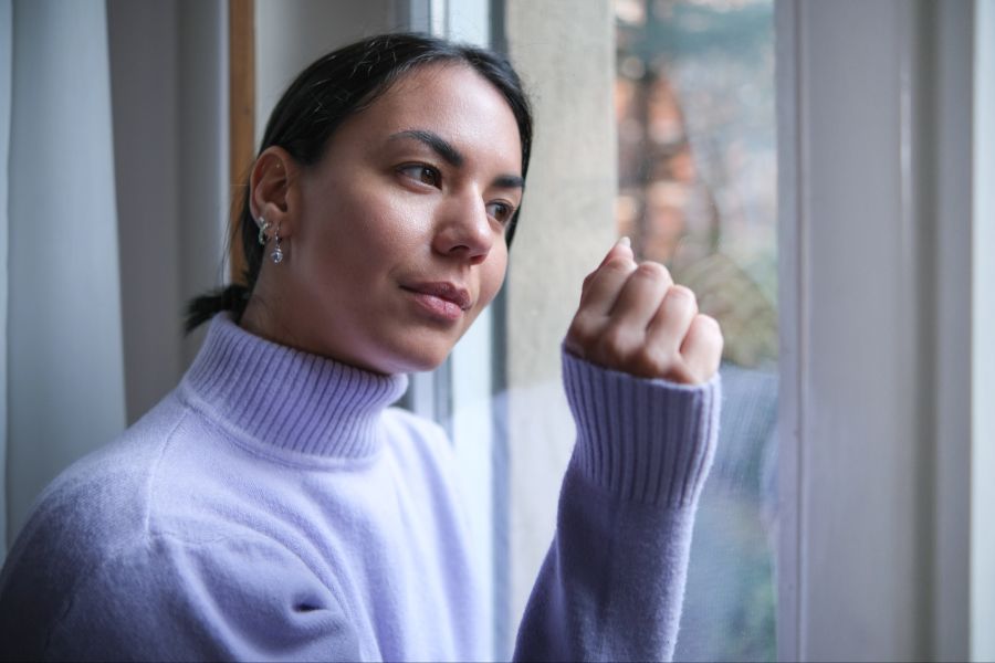Junge Frau am Fenster