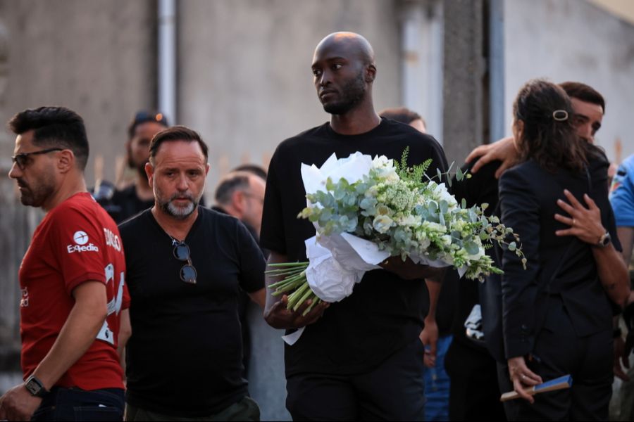 Nati-Kollege Danilo bringt Blumen.