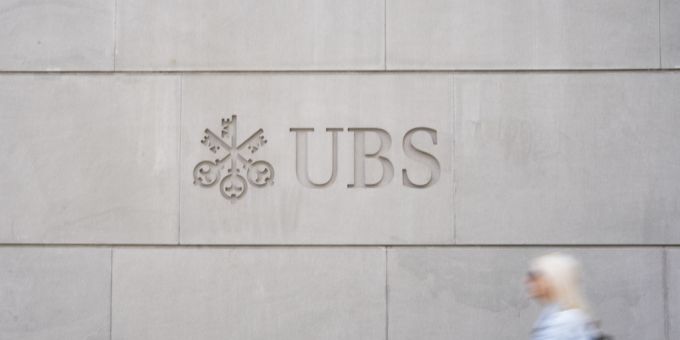 Experten halten einen Wegzug der UBS aus der Schweiz für eher unrealistisch. (Archivbild) UBS Zürich Frau