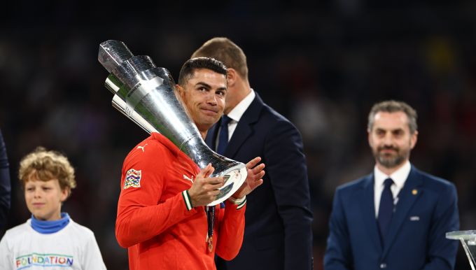 Cristiano Ronaldo darf sich über seinen dritten Titel mit Portugal freuen. Cristiano Ronaldo
