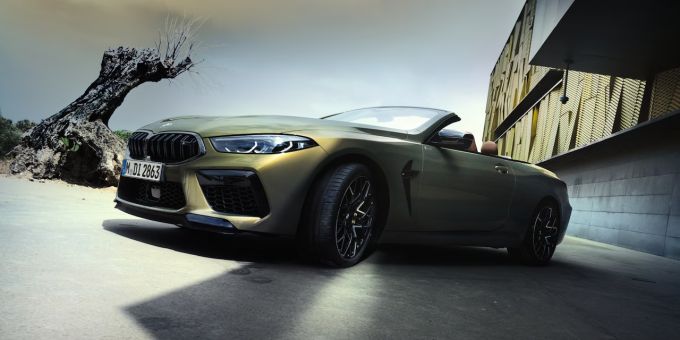 Markante Designelemente wie die Doppelniere mit horizontalen Streben und die dynamisch gezeichneten Scheinwerfer prägen die expressive Frontpartie. BMW M8 Cabrio