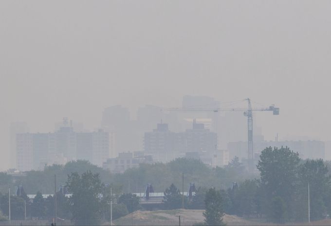 Der Rauch von Waldbränden im Norden Ontarios und in den Prärien Kanadas sorgte am Freitag für schlechte Luftqualität und eingeschränkte Sicht in Grossstädten wie Toronto, Ottawa und Montreal. (Symbolbild) kanada rauch