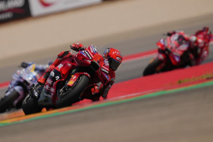 Marc Márquez vor Alex Márquez und Pecco Bagnaia beim Aragon-GP der MotoGP. Marc Márquez Ducati MotoGP