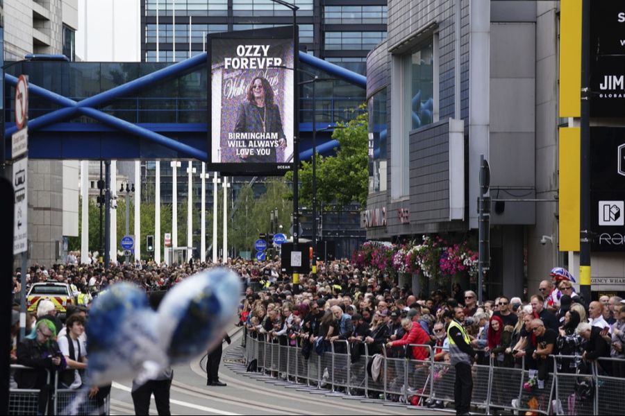 Fans nehmen Abschied von Ozzy Osbourne. Die Musik-Legende wurde in Birmingham beerdigt.