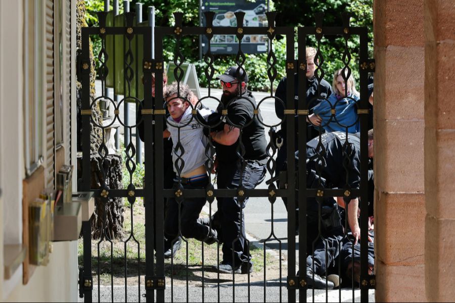 Am Dienstag drangen Tierschützer in den geschlossenen Zoo ein, eine Frau klebte sich fest. Sie wurden festgenommen.