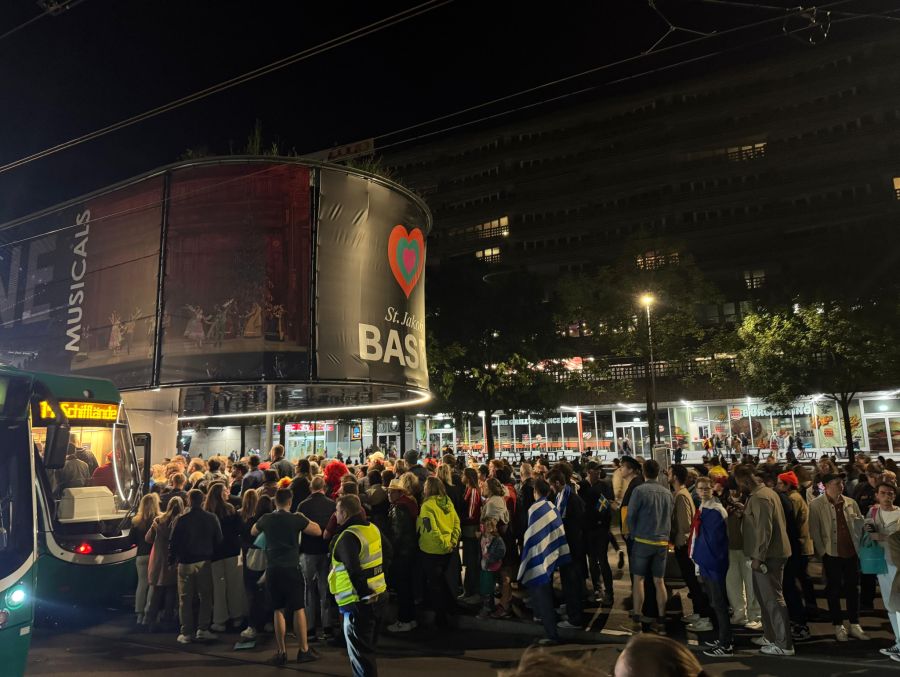 Zahlreiche Menschen machen sich nach dem Ende des ESC in Basel auf den Heimweg.