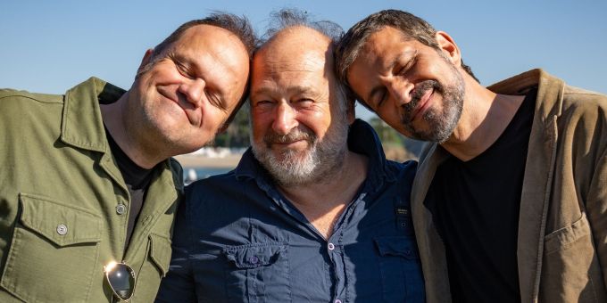 Schauspieler Pasquale Aleardi (rechts), der Schriftsteller Jean-Luc Bannalec (Mitte) und der Produzent Mathias Lösel (links) bei Dreharbeiten zum ARD-Krimi «Bretonische Sehnsucht». Kommissar Dupin trifft auf seinen Schöpfer