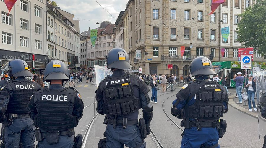 Zuvor hatte die Polizei den Aktivisten bei Betreten der Innenstadt mit Strafen gedroht.