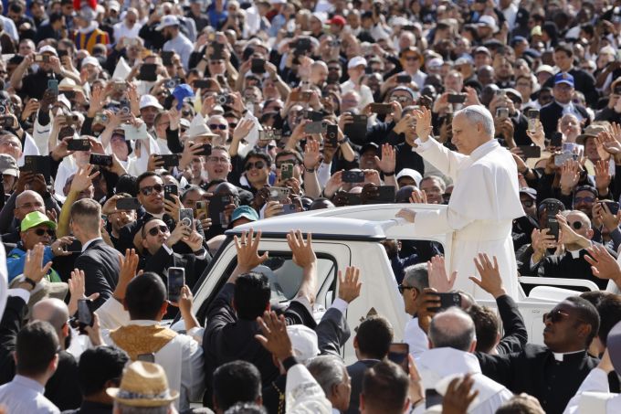 Papst Leo XIV. bei der Fahrt durch die Menge.