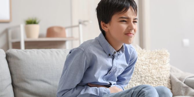 junge mit bauchschmerzen