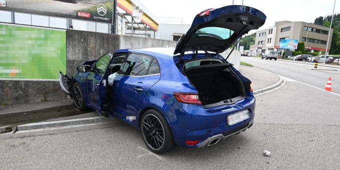 In Wil ist ein Autofahrer in die Betonmauer einer Waschanlage geprallt. Selbstunfall in Wil
