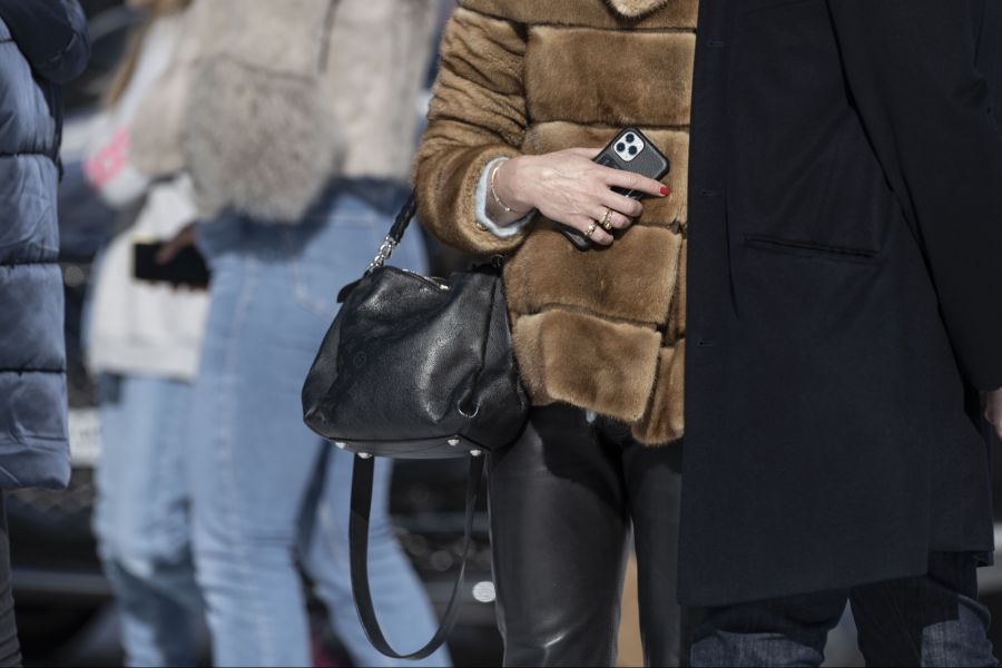 Einer 23-Jährigen wurde die Handtasche gestohlen. (Symbolbild)