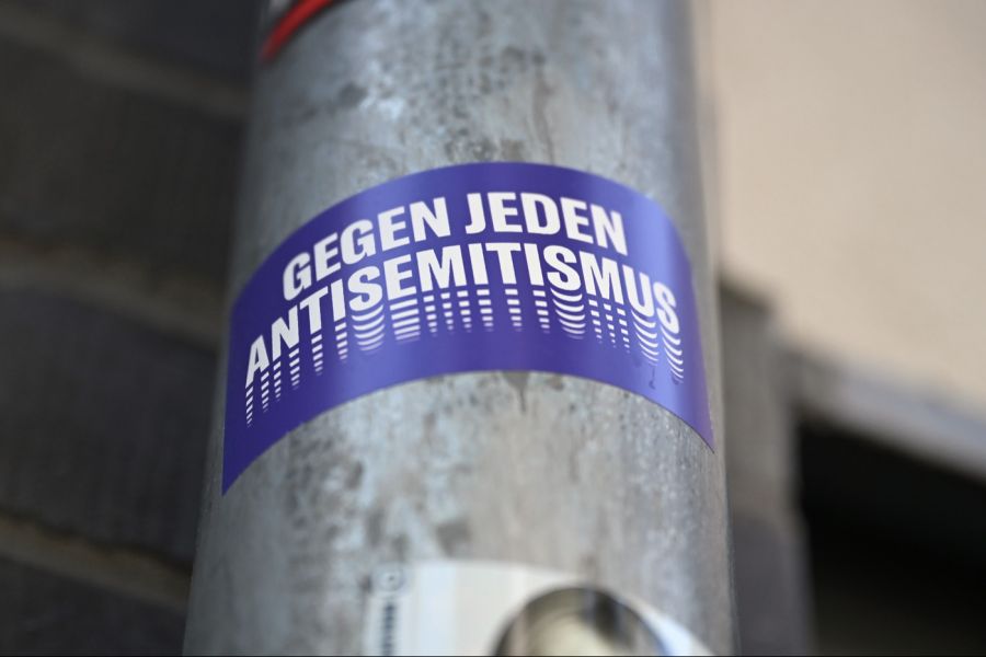 Trotz Antisemitismus in der Partei gebe es laut Nouripour keine personellen Konsequenzen.