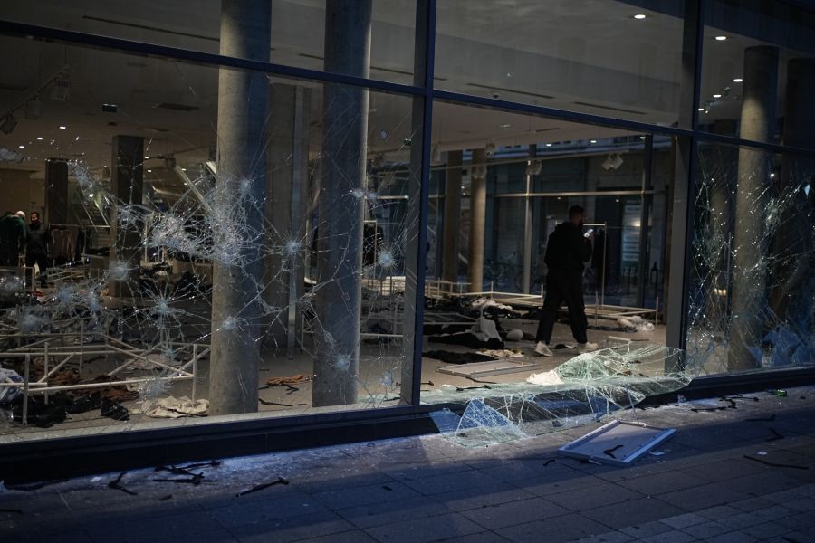 Tausende Geschäfte wurden beschädigt und geplündert, über 1000 Personen festgenommen.