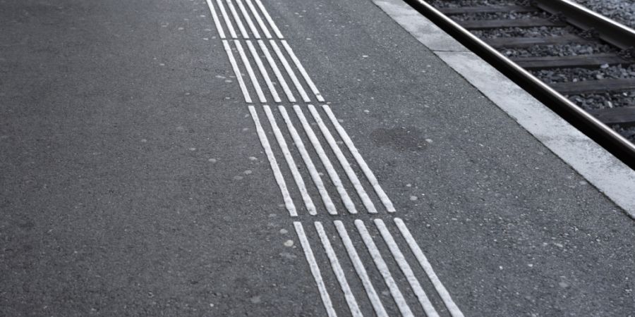 An vielen Bahnhöfen, die noch nicht dem Gesetz entsprechen, gilt der Niveauunterschied zwischen Perron und Zug als das grösste Hindernis. (Symbolbild)