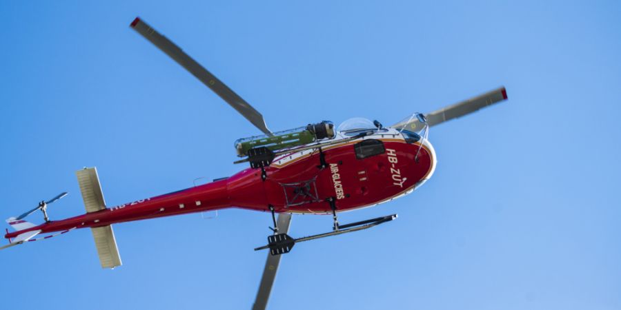 Eine der Passantinnen wurde schwer verletzt - ein Helikopter der Air-Glaciers flog sie in ein Spital. (Symbolbild)
