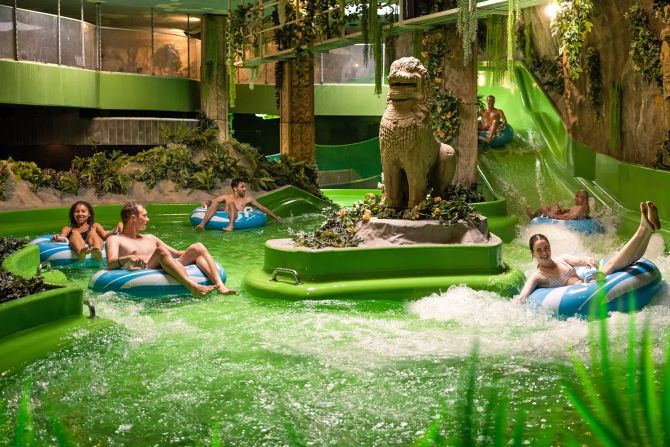 Das Spassbad Alpamare in Pfäffikon SZ lockt mit 12 spektakulären Rutschen, einem Wellenbad und Thermalbecken.