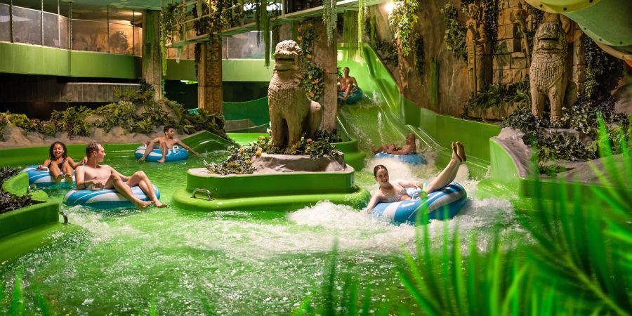 Das Spassbad Alpamare in Pfäffikon SZ lockt mit 12 spektakulären Rutschen, einem Wellenbad und Thermalbecken.