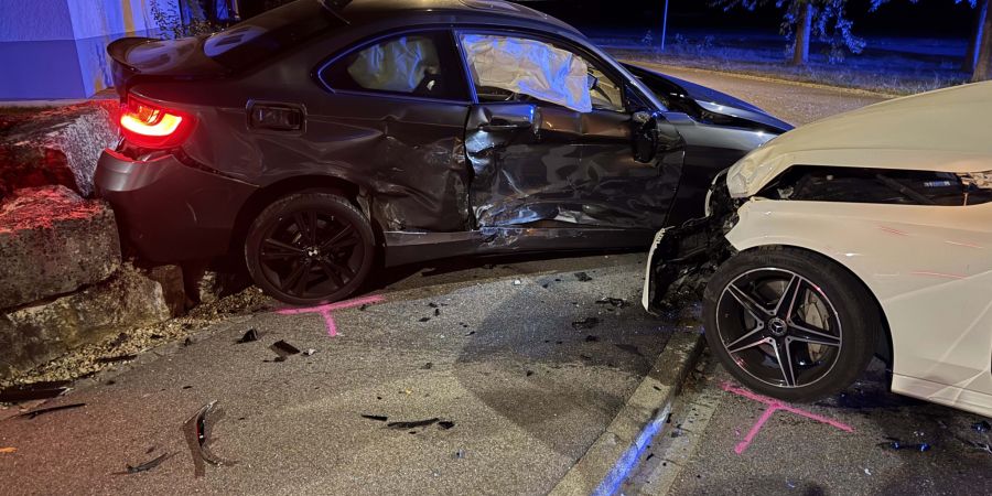 An beiden Fahrzeugen entstand grosser Sachschaden.