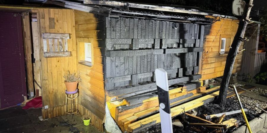 Die Feuerwehr brachte den Brand der Aussenverkleidung eines Wohnwagens unter Kontrolle.
