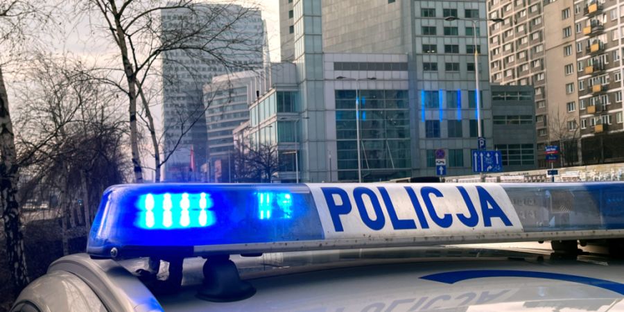 ARCHIV - Ein Streifenwagen der polnischen Polizei (Policja) steht auf einer Straße. Foto: Doris Heimann/dpa