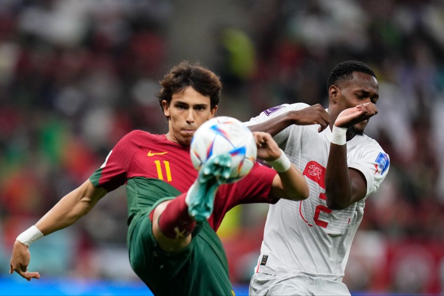 Edimilson Fernandes an der WM 2022 in Katar im Achtelfinal gegen Portugal. (Links Joao Felix)