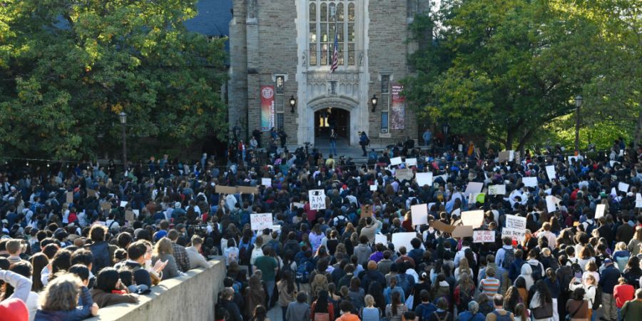 dpatopbilder - Demonstranten lauschen einem Redner während einer Protestkundgebung gegen den Umgang der Cornell University mit den Vorwürfen einer Gruppenvergewaltigung in einem Verbi...