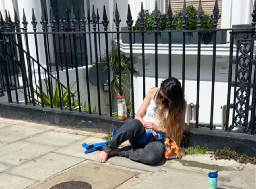 Sie war bewusstlos und ohne Schuhe auf der Strasse liegend gefunden. Das Kind, das sie beaufsichtigen sollte, spielte auf der Strasse.