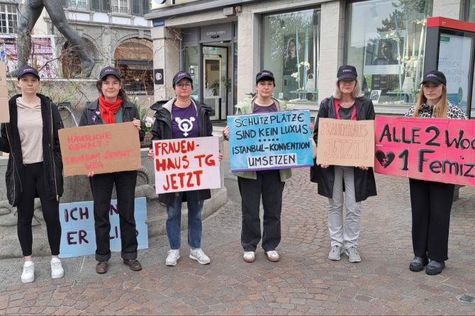 Frauen vom feministischen Streikkollektiv Thurgau bei der Mahnwache für ein Frauenhaus im Thurgau.
