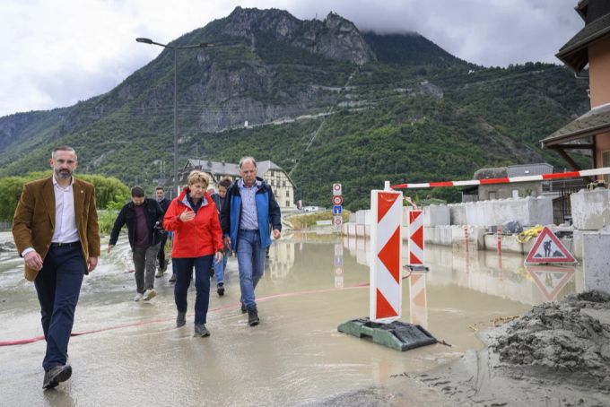 Bundespräsidentin Viola Amherd besucht das Katastrophengebiet im Wallis, am 1. Juli 2024 in Chippis VS. Viola Amherd Unwetter Wallis