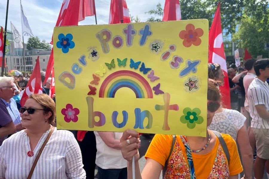 Eine Teilnehmerin einer Demonstration am Rande des AfD-Bundesparteitags in Essen.