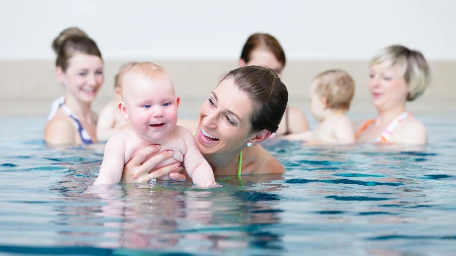 Baby und Mama beim Schwimmen