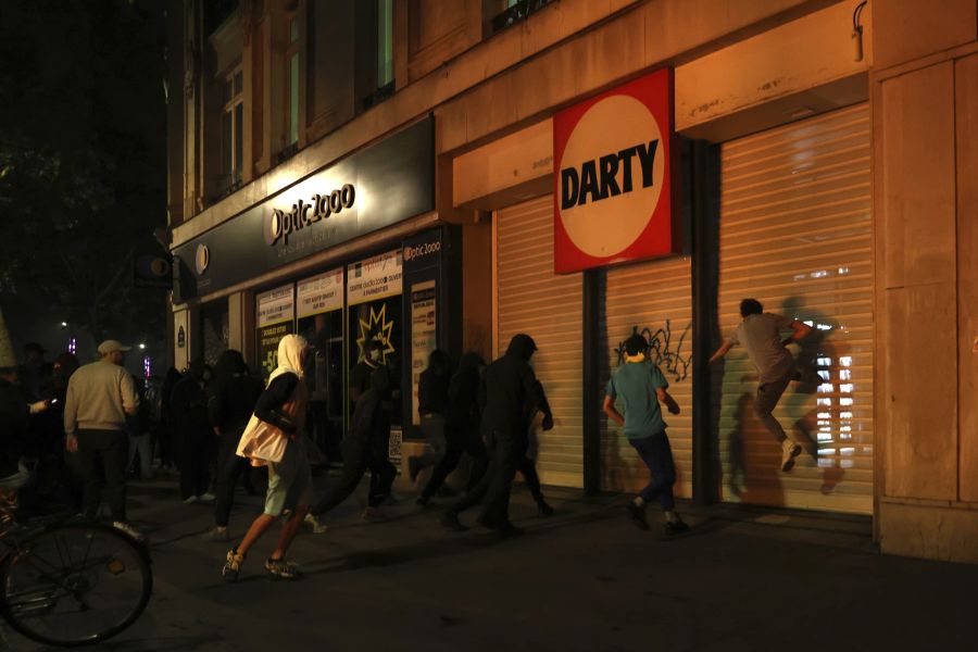 Nicht nur in Paris gingen Menschen auf die Strasse. (AP Photo/Aurelien Morissard)