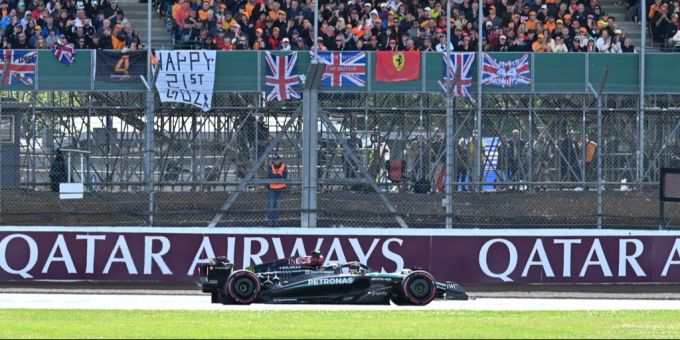 Lewis Hamilton fährt vor heimischem Publikum zum Sieg. Lewis Hamilton