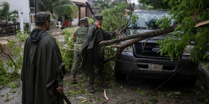 In Mexiko stürzten Bäume um, viele Haushalte waren ohne Strom. In Mexiko stürzten Bäume um, viele Haushalte waren ohne Strom.