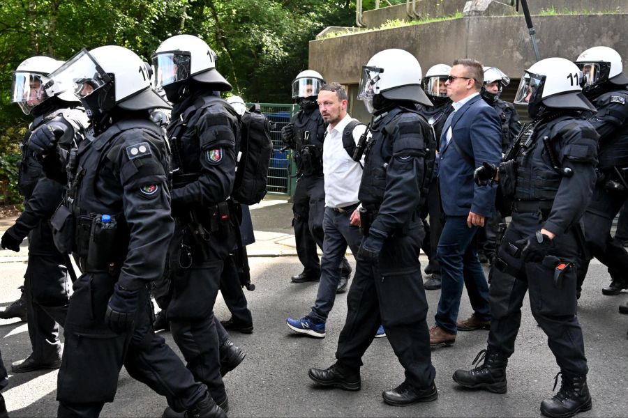 Die Polizei hat mehrere Tausend Beamte im Einsatz.