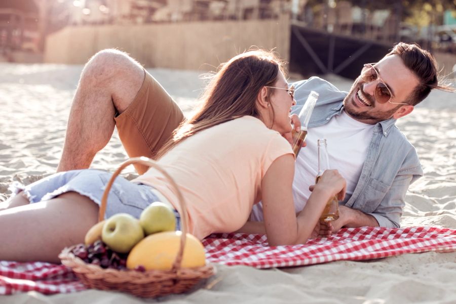 mann und frau, date am strand, fröhlich