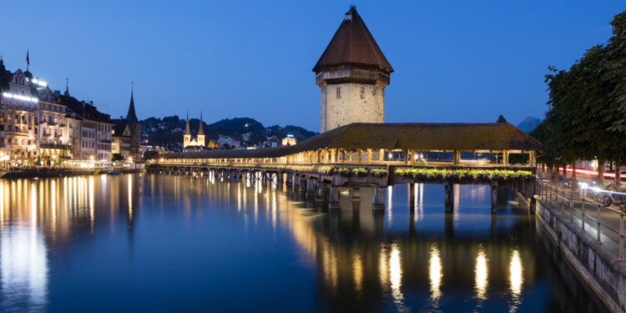 Nahe der Kapellbrücke in Luzern rettete die Polizei am frühen Sonntagmorgen einen Mann aus der Reuss. (Archivbild)