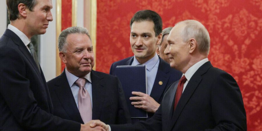 dpatopbilder - Das von der staatlichen russischen Agentur Sputnik via AP veröffentlichte Foto zeigt den russischen Präsidenten Wladimir Putin (r), als er vor Beginn der Gespräche im ...
