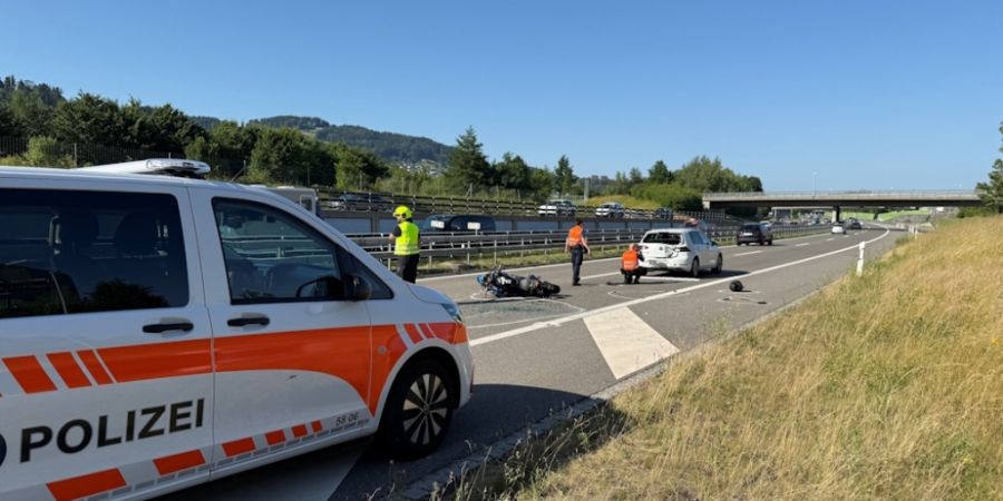 Bei den Unfällen auf der A1 bei St. Gallen wurde ein 55-jähriger Motorradfahrer lebensbedrohlich verletzt.