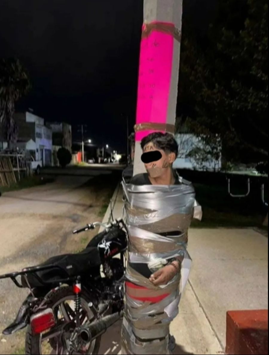 Die gestohlenen Motorräder stellt der mysteriöse Rächer direkt neben die vermeintlichen Diebe.