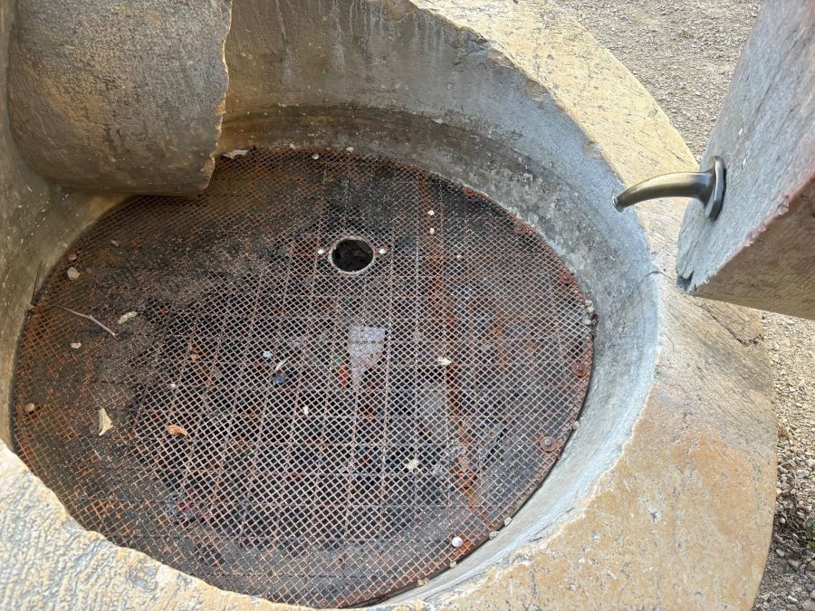 Aus diesem Brunnen sollte wieder Wasser kommen, moniert ein Facebook-User.