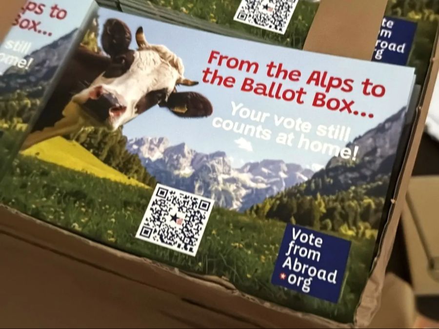 Auch Postkarten sollen Amerikanerinnen und Amerikaner in der Schweiz für die Beteiligung an den Zwischenwahlen motivieren.