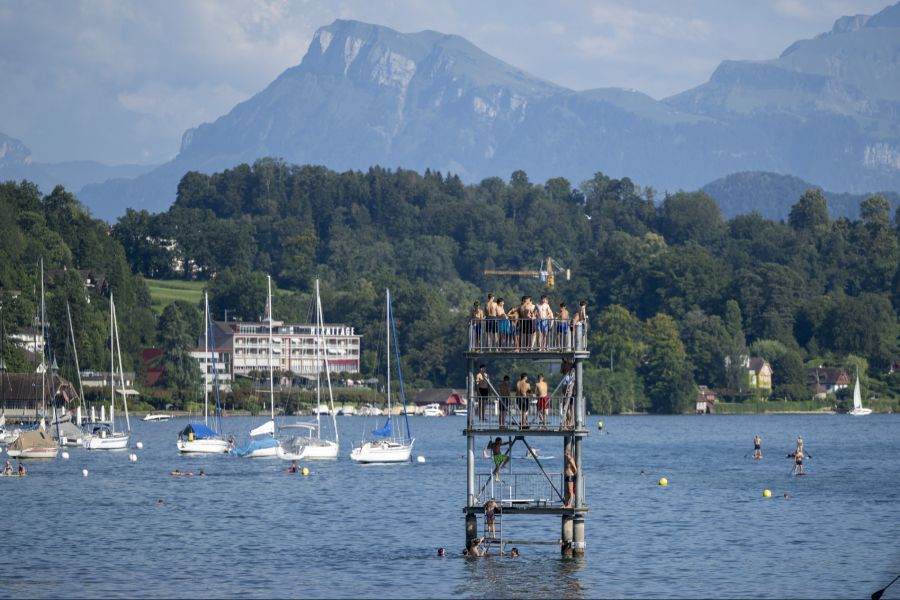 Verboten sind Motorboote in der Badezone laut der Kantonspolizei Zürich, um Badende vor Unfällen zu schützen.