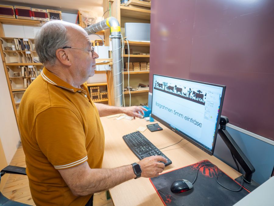 Die Produktion eines Örgelis ist sehr arbeitsteilig.