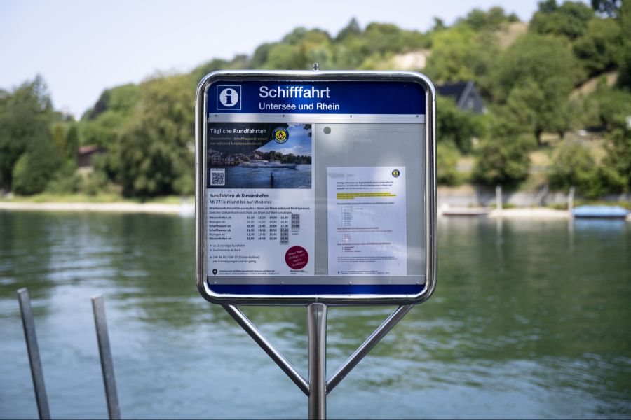 Auf einer Informationstafel wird über die Einschränkungen der Schifffahrt auf dem Rhein informiert (aufgenommen am 30. Juli 2026 in Diessenhofen TG).